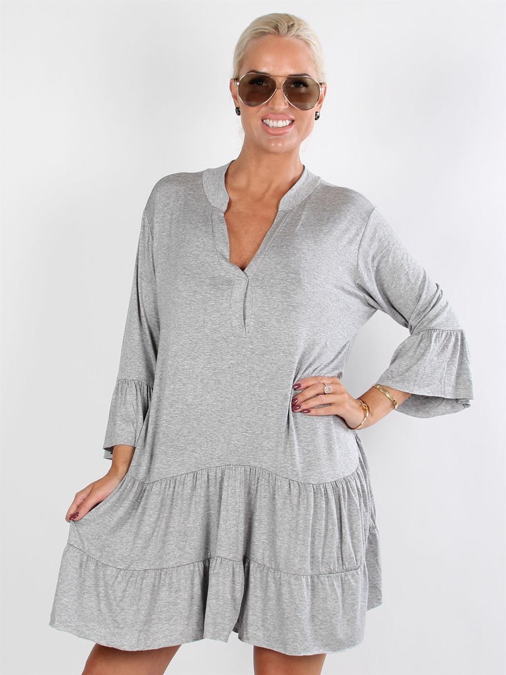 Pauline - Kjole med v-udskæring og lille flæseskørt